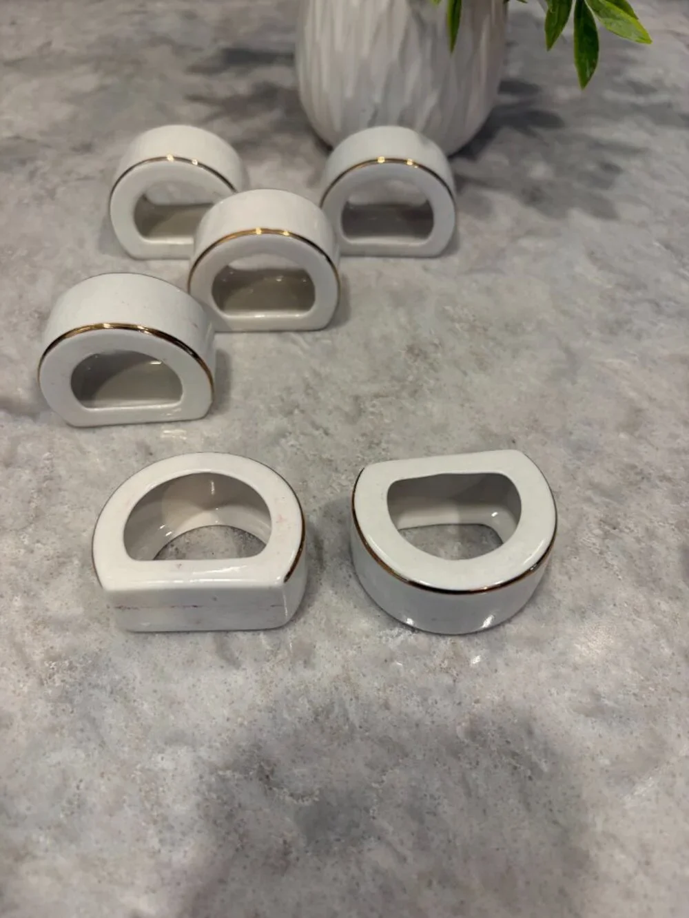 Vintage Gibson Designs Ceramic Napkin Rings White w/Gold Trim Set Of 6 D Ring